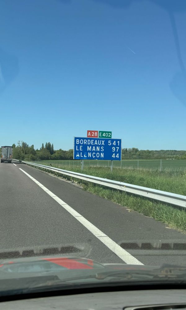A road sign showing the distance to Bordeaux and Le Mans